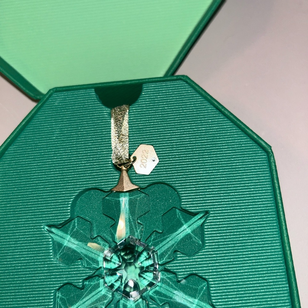 Swarovski 2022 Snowflake Ornament - Picture 3 of 3